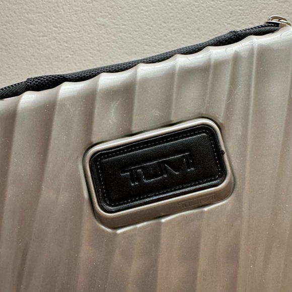 Tumi Hard Shell Case (Delta fisrt Class) - Picture 4 of 11
